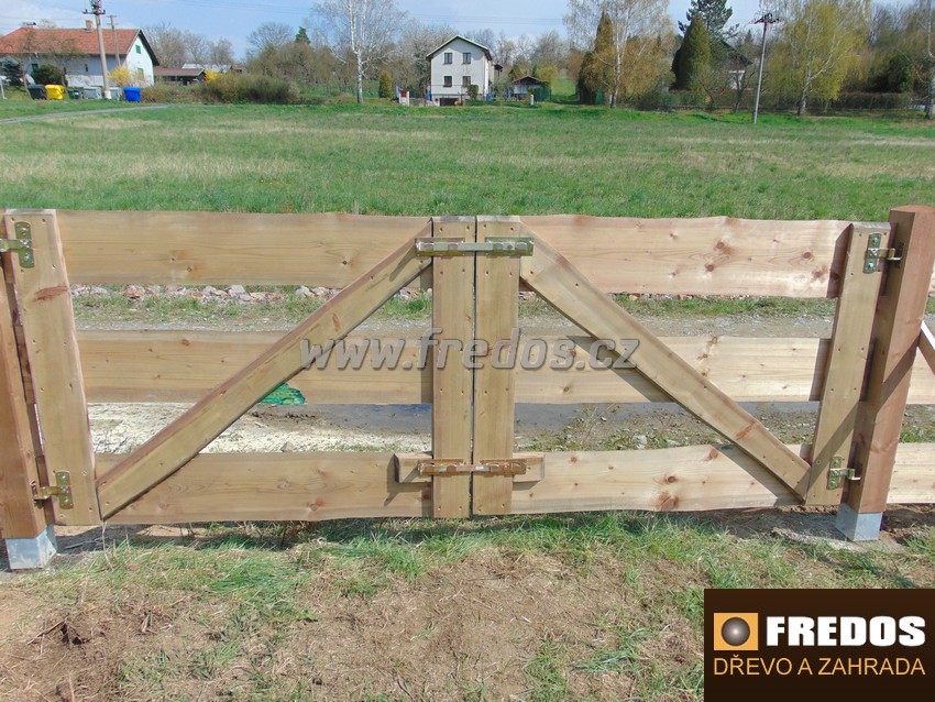 Dvoukřídlová brána - fošnový plot/ohrada